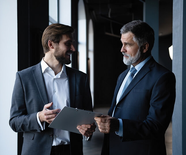 Dois homens conversando