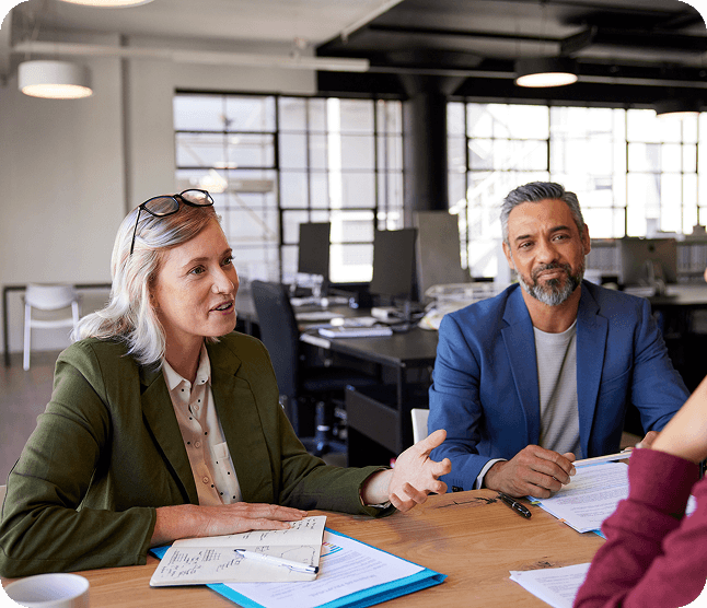 Três pessoas conversando em um escritório Três pessoas conversando em um escritório