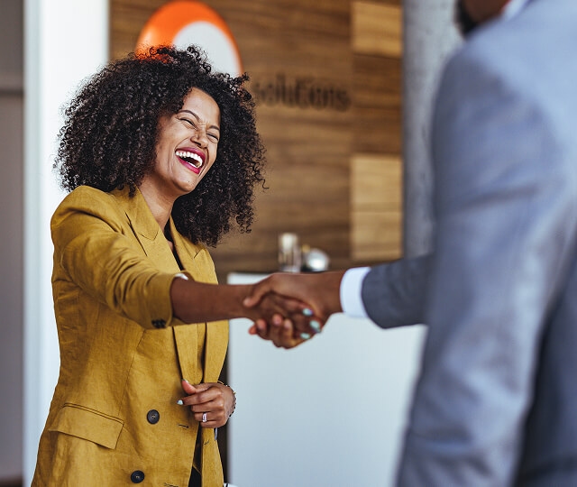 Mulher sorrindo comprimentando um homem Mulher sorrindo comprimentando um homem